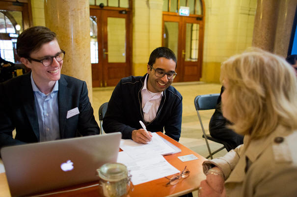 studenten in de hal van het Stadhuis