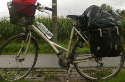 oude fiets met fietstassen